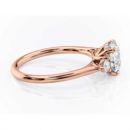 Inel de logodnă Delphine din aur Rose 14kt cu moissanite tăietură rotundă – Montură cu trei pietre rafinată pentru profil mediu | Personalizează și configurează gratuit online [1]