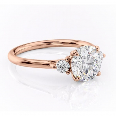 Aur roz - Inel de logodnă Delphine din aur Rose 14kt cu moissanite tăietură rotundă – Montură cu trei pietre rafinată pentru profil mediu | Personalizează și configurează gratuit online