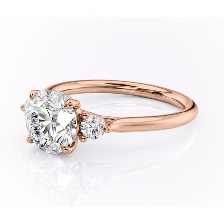 Inel de logodnă Delphine din aur Rose 14kt cu moissanite tăietură rotundă – Montură cu trei pietre rafinată pentru profil mediu | Personalizează și configurează gratuit online [6]