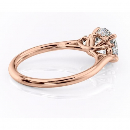 Inel de logodnă Delphine din aur Rose 14kt cu moissanite tăietură rotundă – Montură cu trei pietre rafinată pentru profil mediu | Personalizează și configurează gratuit online [2]