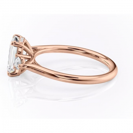 Inel de logodnă Delphine din aur Rose 14kt cu moissanite tăietură smarald – Montură cu trei pietre rafinată pentru profil mediu | Personalizează și configurează gratuit online [5]