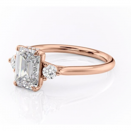 Inel de logodnă Delphine din aur Rose 14kt cu moissanite tăietură smarald – Montură cu trei pietre rafinată pentru profil mediu | Personalizează și configurează gratuit online [6]