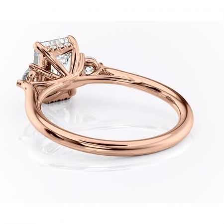 Inel de logodnă Delphine din aur Rose 14kt cu moissanite tăietură smarald – Montură cu trei pietre rafinată pentru profil mediu | Personalizează și configurează gratuit online [3]
