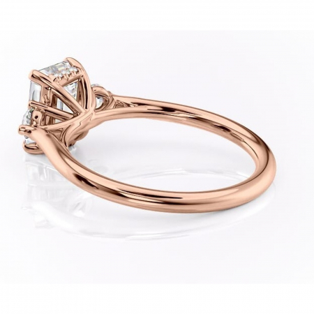 Inel de logodnă Delphine din aur Rose 14kt cu moissanite tăietură smarald – Montură cu trei pietre rafinată pentru profil mediu | Personalizează și configurează gratuit online [4]