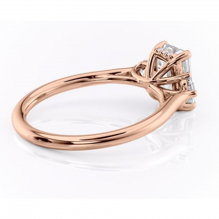 Inel de logodnă Delphine din aur Rose 14kt cu moissanite tăietură smarald – Montură cu trei pietre rafinată pentru profil mediu | Personalizează și configurează gratuit online [2]