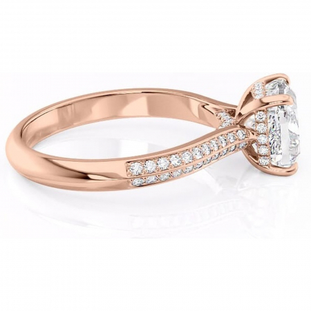 Inel de logodnă Elara din aur Rose 18kt cu moissanite tăietură pernă – Montură pavé rafinată pentru profil înalt | Personalizează și configurează gratuit online [1]