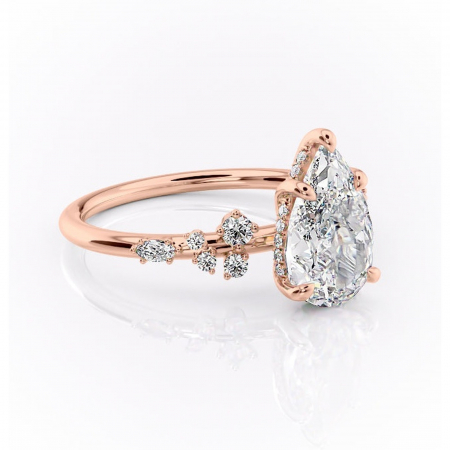18K - Inel de logodnă Elaris din aur Rose 18kt cu moissanite tăietură pară – Pietre laterale rafinată pentru profil înalt | Personalizează și configurează gratuit online