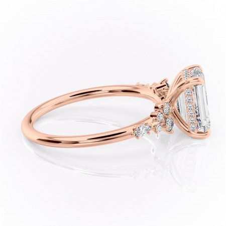 Inel de logodnă Elaris din aur Rose 14kt cu moissanite tăietură smarald – Pietre laterale rafinată pentru profil înalt | Personalizează și configurează gratuit online [1]