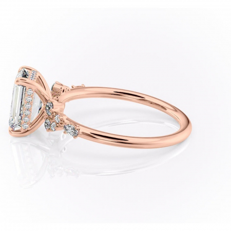 Inel de logodnă Elaris din aur Rose 14kt cu moissanite tăietură smarald – Pietre laterale rafinată pentru profil înalt | Personalizează și configurează gratuit online [5]