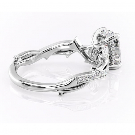 Inel de logodnă Eleanor din aur Alb 14kt cu moissanite tăietură pernă – Montură pavé rafinată pentru profil mediu | Personalizează și configurează gratuit online [2]