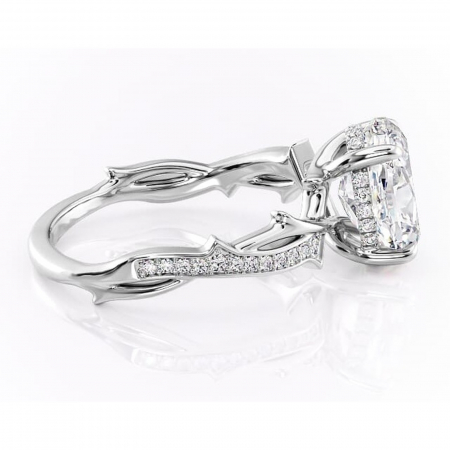 Inel de logodnă Eleanor din aur Alb 14kt cu moissanite tăietură ovală – Montură pavé rafinată pentru profil mediu | Personalizează și configurează gratuit online [1]