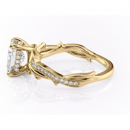 Inel de logodnă Eleanor din aur Galben 14kt cu moissanite tăietură pernă – Montură pavé rafinată pentru profil mediu | Personalizează și configurează gratuit online [5]