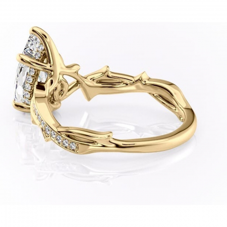 Inel de logodnă Eleanor din aur Galben 18kt cu moissanite tăietură pară – Montură pavé rafinată pentru profil mediu | Personalizează și configurează gratuit online [4]