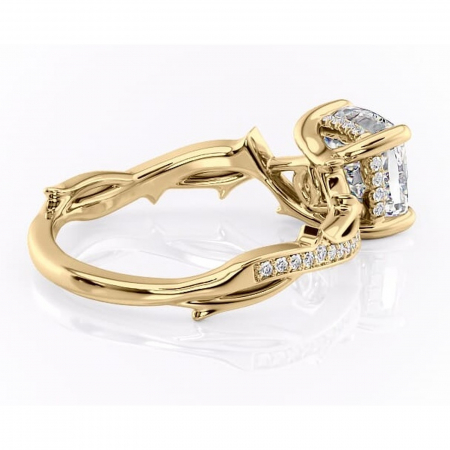 Inel de logodnă Eleanor din aur Galben 14kt cu moissanite tăietură pernă – Montură pavé rafinată pentru profil mediu | Personalizează și configurează gratuit online [2]