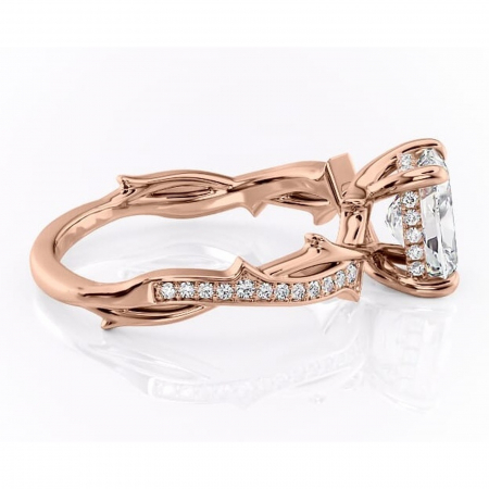 Inel de logodnă Eleanor din aur Rose 14kt cu moissanite tăietură pernă – Montură pavé rafinată pentru profil mediu | Personalizează și configurează gratuit online [1]