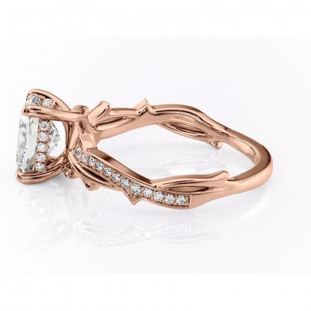 Inel de logodnă Eleanor din aur Rose 14kt cu moissanite tăietură pernă – Montură pavé rafinată pentru profil mediu | Personalizează și configurează gratuit online [5]