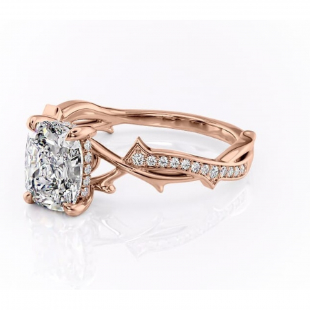 Inel de logodnă Eleanor din aur Rose 14kt cu moissanite tăietură pernă – Montură pavé rafinată pentru profil mediu | Personalizează și configurează gratuit online [6]