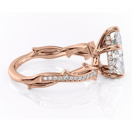 Inel de logodnă Eleanor din aur Rose 18kt cu moissanite tăietură pară – Montură pavé rafinată pentru profil mediu | Personalizează și configurează gratuit online [1]