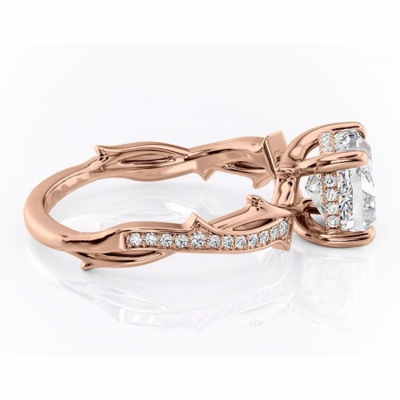 Inel de logodnă Eleanor din aur Rose 14kt cu moissanite tăietură pernă – Montură pavé rafinată pentru profil mediu | Personalizează și configurează gratuit online [1]