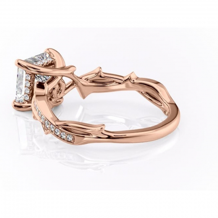 Inel de logodnă Eleanor din aur Rose 14kt cu moissanite tăietură princess – Montură pavé rafinată pentru profil mediu | Personalizează și configurează gratuit online [4]