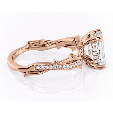 Inel de logodnă Eleanor din aur Rose 14kt cu moissanite tăietură smarald – Montură pavé rafinată pentru profil mediu | Personalizează și configurează gratuit online [1]