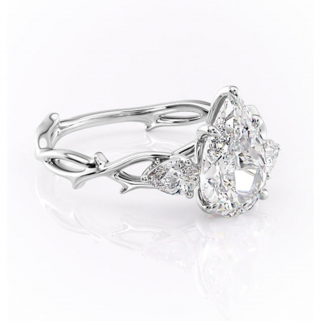 Pară - Inel de logodnă Elira din aur Alb 14kt cu moissanite tăietură pară – Montură cu trei pietre rafinată pentru profil mediu | Personalizează și configurează gratuit online