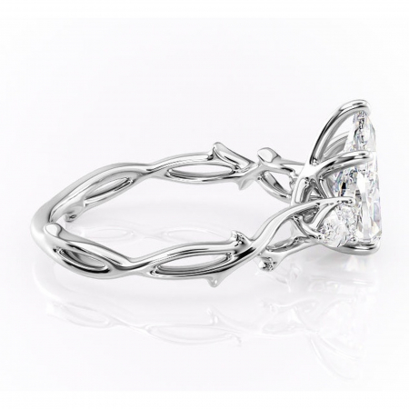 Inel de logodnă Elira din aur Alb 14kt cu moissanite tăietură pară – Montură cu trei pietre rafinată pentru profil mediu | Personalizează și configurează gratuit online [1]