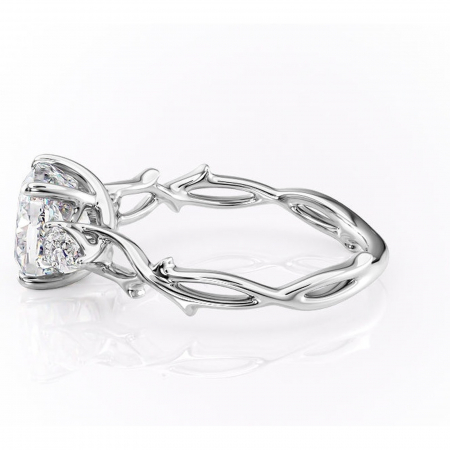 Inel de logodnă Elira din aur Alb 14kt cu moissanite tăietură pernă – Montură cu trei pietre rafinată pentru profil mediu | Personalizează și configurează gratuit online [5]