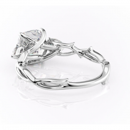 Inel de logodnă Elira din aur Alb 14kt cu moissanite tăietură pernă – Montură cu trei pietre rafinată pentru profil mediu | Personalizează și configurează gratuit online [3]