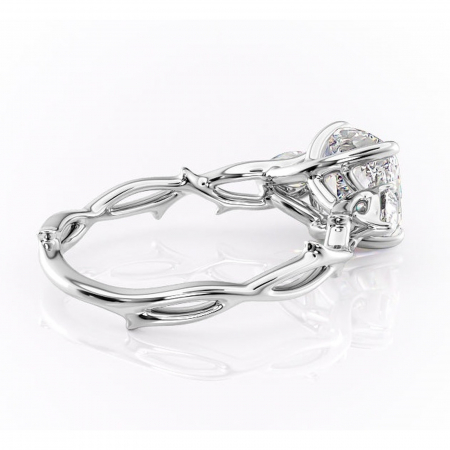 Inel de logodnă Elira din aur Alb 14kt cu moissanite tăietură pernă – Montură cu trei pietre rafinată pentru profil mediu | Personalizează și configurează gratuit online [2]