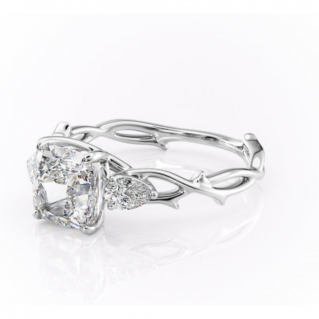 Inel de logodnă Elira din aur Alb 14kt cu moissanite tăietură pernă – Montură cu trei pietre rafinată pentru profil mediu | Personalizează și configurează gratuit online [6]