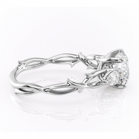 Inel de logodnă Elira din aur Alb 14kt cu moissanite tăietură rotundă – Montură cu trei pietre rafinată pentru profil mediu | Personalizează și configurează gratuit online [1]