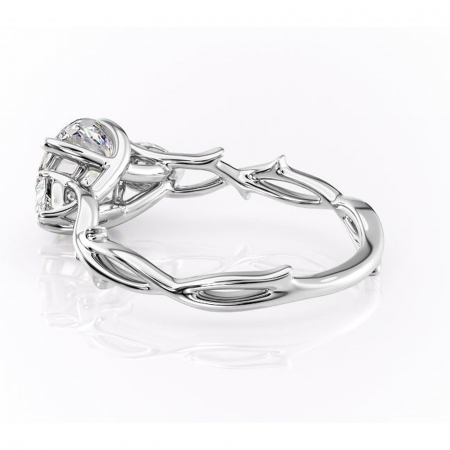 Inel de logodnă Elira din aur Alb 14kt cu moissanite tăietură rotundă – Montură cu trei pietre rafinată pentru profil mediu | Personalizează și configurează gratuit online [4]