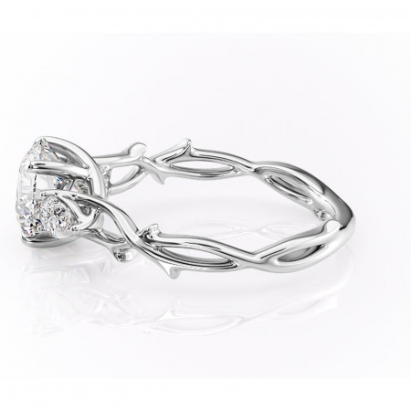 Inel de logodnă Elira din aur Alb 14kt cu moissanite tăietură rotundă – Montură cu trei pietre rafinată pentru profil mediu | Personalizează și configurează gratuit online [5]