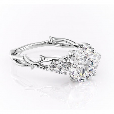 Trilogy - Inel de logodnă Elira din aur Alb 14kt cu moissanite tăietură rotundă – Montură cu trei pietre rafinată pentru profil mediu | Personalizează și configurează gratuit online