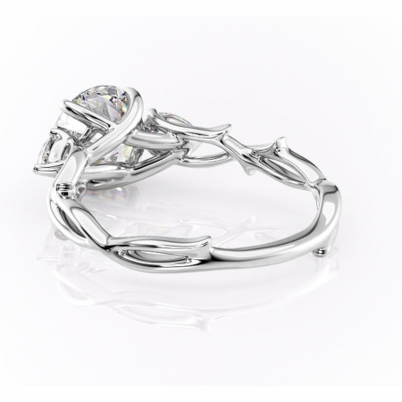 Inel de logodnă Elira din aur Alb 14kt cu moissanite tăietură rotundă – Montură cu trei pietre rafinată pentru profil mediu | Personalizează și configurează gratuit online [3]