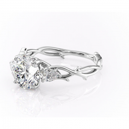 Inel de logodnă Elira din aur Alb 14kt cu moissanite tăietură rotundă – Montură cu trei pietre rafinată pentru profil mediu | Personalizează și configurează gratuit online [6]