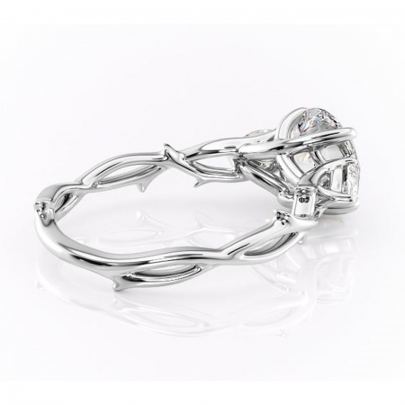 Inel de logodnă Elira din aur Alb 14kt cu moissanite tăietură rotundă – Montură cu trei pietre rafinată pentru profil mediu | Personalizează și configurează gratuit online [2]