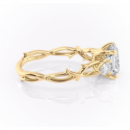 Inel de logodnă Elira din aur Galben 14kt cu moissanite tăietură asscher – Montură cu trei pietre rafinată pentru profil mediu | Personalizează și configurează gratuit online [1]
