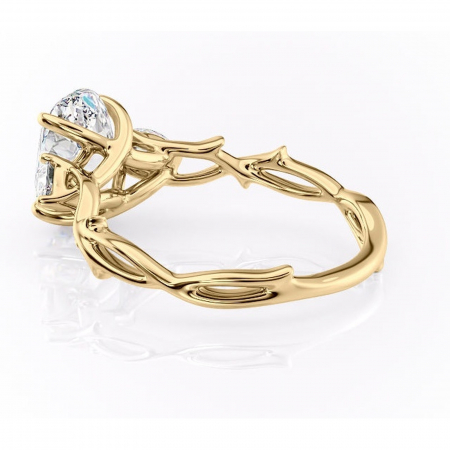 Inel de logodnă Elira din aur Galben 14kt cu moissanite tăietură ovală – Montură cu trei pietre rafinată pentru profil mediu | Personalizează și configurează gratuit online [4]