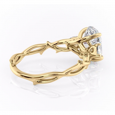 Inel de logodnă Elira din aur Galben 14kt cu moissanite tăietură ovală – Montură cu trei pietre rafinată pentru profil mediu | Personalizează și configurează gratuit online [2]
