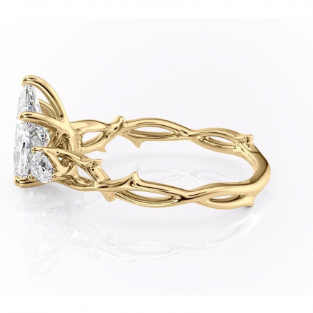 Inel de logodnă Elira din aur Galben 14kt cu moissanite tăietură pară – Montură cu trei pietre rafinată pentru profil mediu | Personalizează și configurează gratuit online [5]