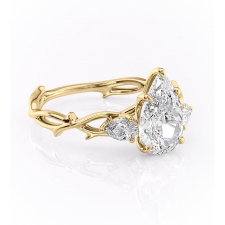Aur galben - Inel de logodnă Elira din aur Galben 18kt cu moissanite tăietură pară – Montură cu trei pietre rafinată pentru profil mediu | Personalizează și configurează gratuit online