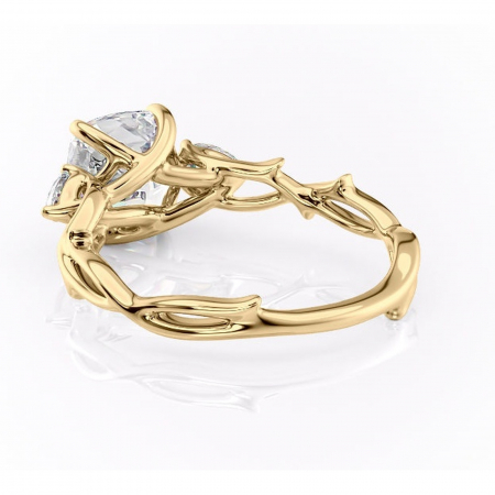 Inel de logodnă Elira din aur Galben 14kt cu moissanite tăietură pernă – Montură cu trei pietre rafinată pentru profil mediu | Personalizează și configurează gratuit online [3]