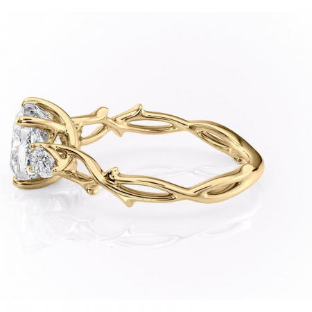 Inel de logodnă Elira din aur Galben 14kt cu moissanite tăietură pernă – Montură cu trei pietre rafinată pentru profil mediu | Personalizează și configurează gratuit online [5]