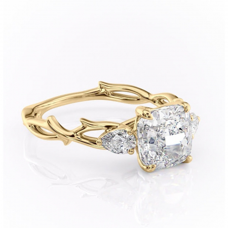 Pernă - Inel de logodnă Elira din aur Galben 18kt cu moissanite tăietură pernă – Montură cu trei pietre rafinată pentru profil mediu | Personalizează și configurează gratuit online