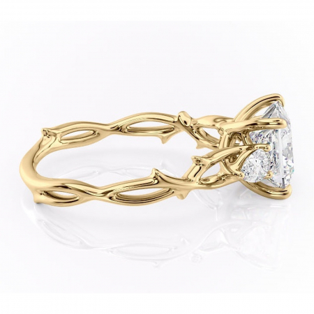 Inel de logodnă Elira din aur Galben 14kt cu moissanite tăietură princess – Montură cu trei pietre rafinată pentru profil mediu | Personalizează și configurează gratuit online [1]