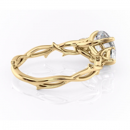 Inel de logodnă Elira din aur Galben 14kt cu moissanite tăietură rotundă – Montură cu trei pietre rafinată pentru profil mediu | Personalizează și configurează gratuit online [2]