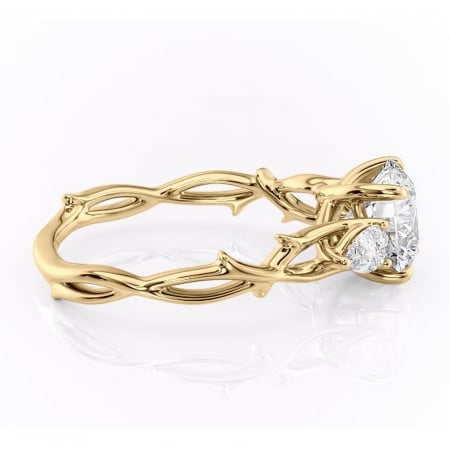 Inel de logodnă Elira din aur Galben 14kt cu moissanite tăietură rotundă – Montură cu trei pietre rafinată pentru profil mediu | Personalizează și configurează gratuit online [1]