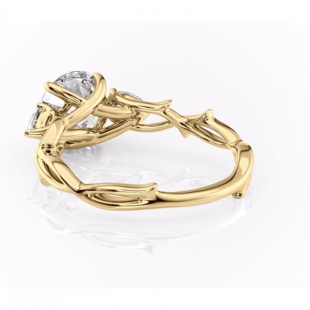 Inel de logodnă Elira din aur Galben 14kt cu moissanite tăietură rotundă – Montură cu trei pietre rafinată pentru profil mediu | Personalizează și configurează gratuit online [3]